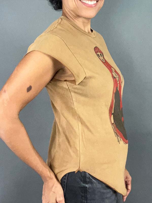 Side view of tee