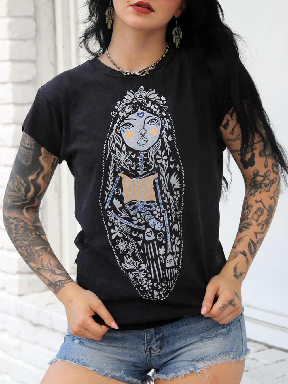 Sideslit Tee w/ Flora Artwork figure