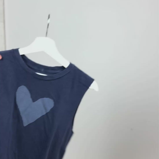 Blue Crop top with white heart, 360 video