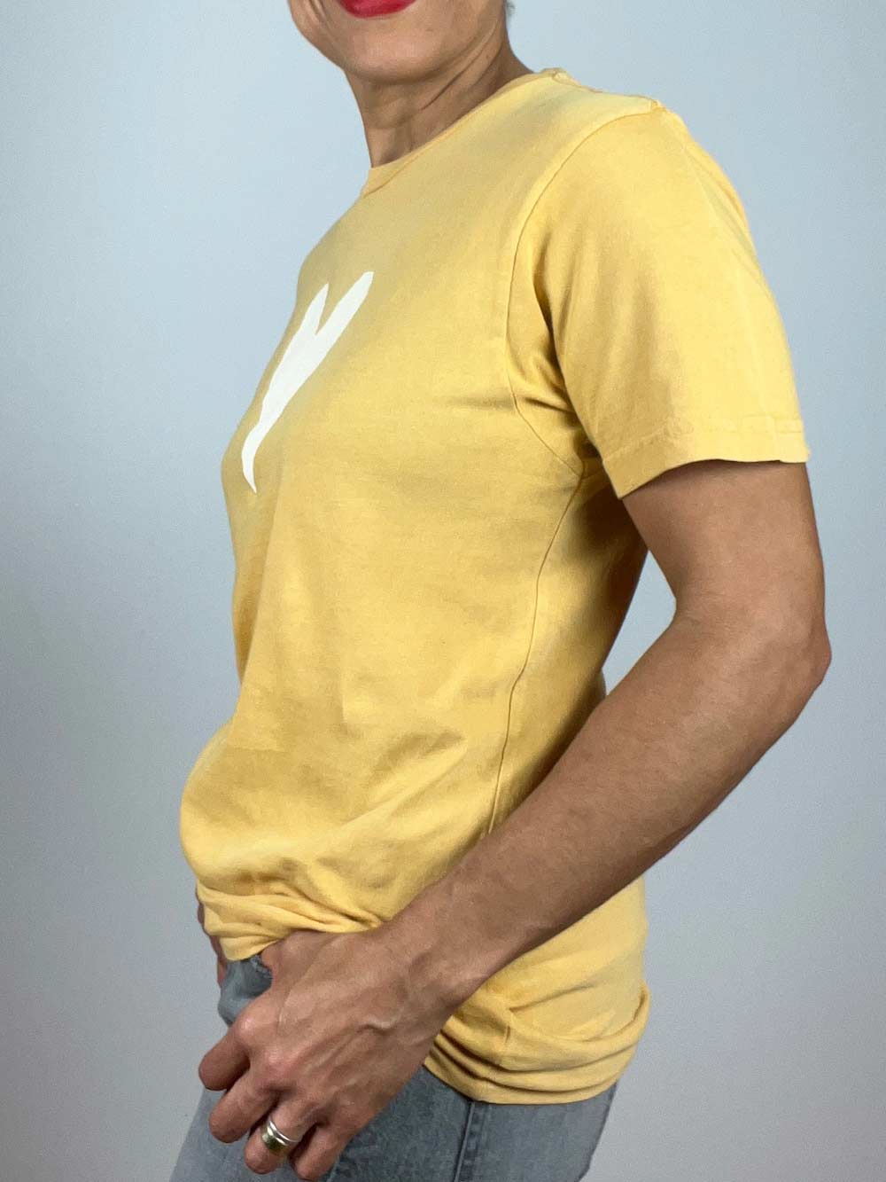 Side view of tee