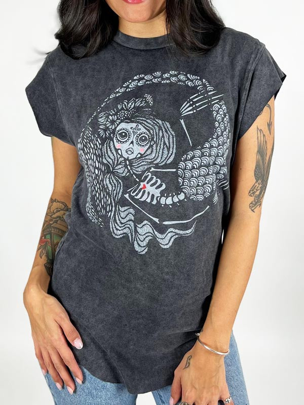 Model wearing Mami Wata Graphic Boyfriend Tee