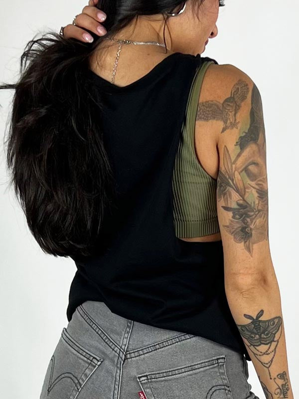 Bruja Muscle Crop