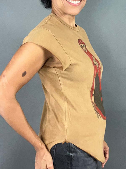 Side view of tee