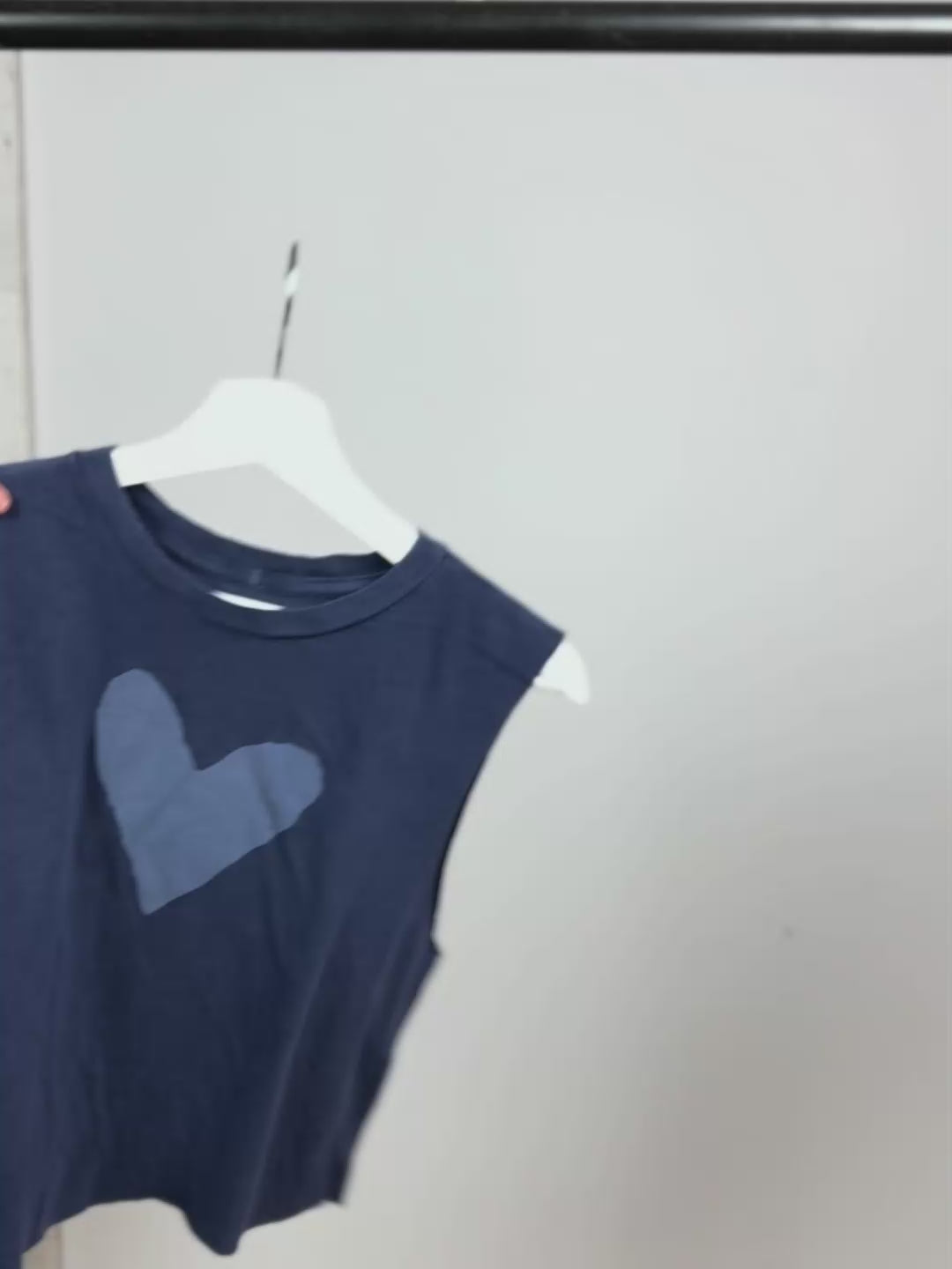 Blue Crop top with white heart, 360 video