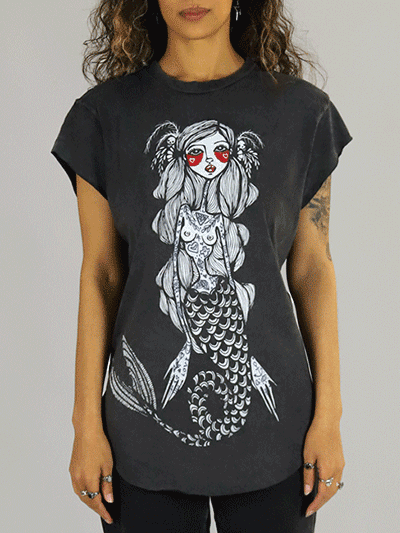 360 turns, model wearing mermaid tee